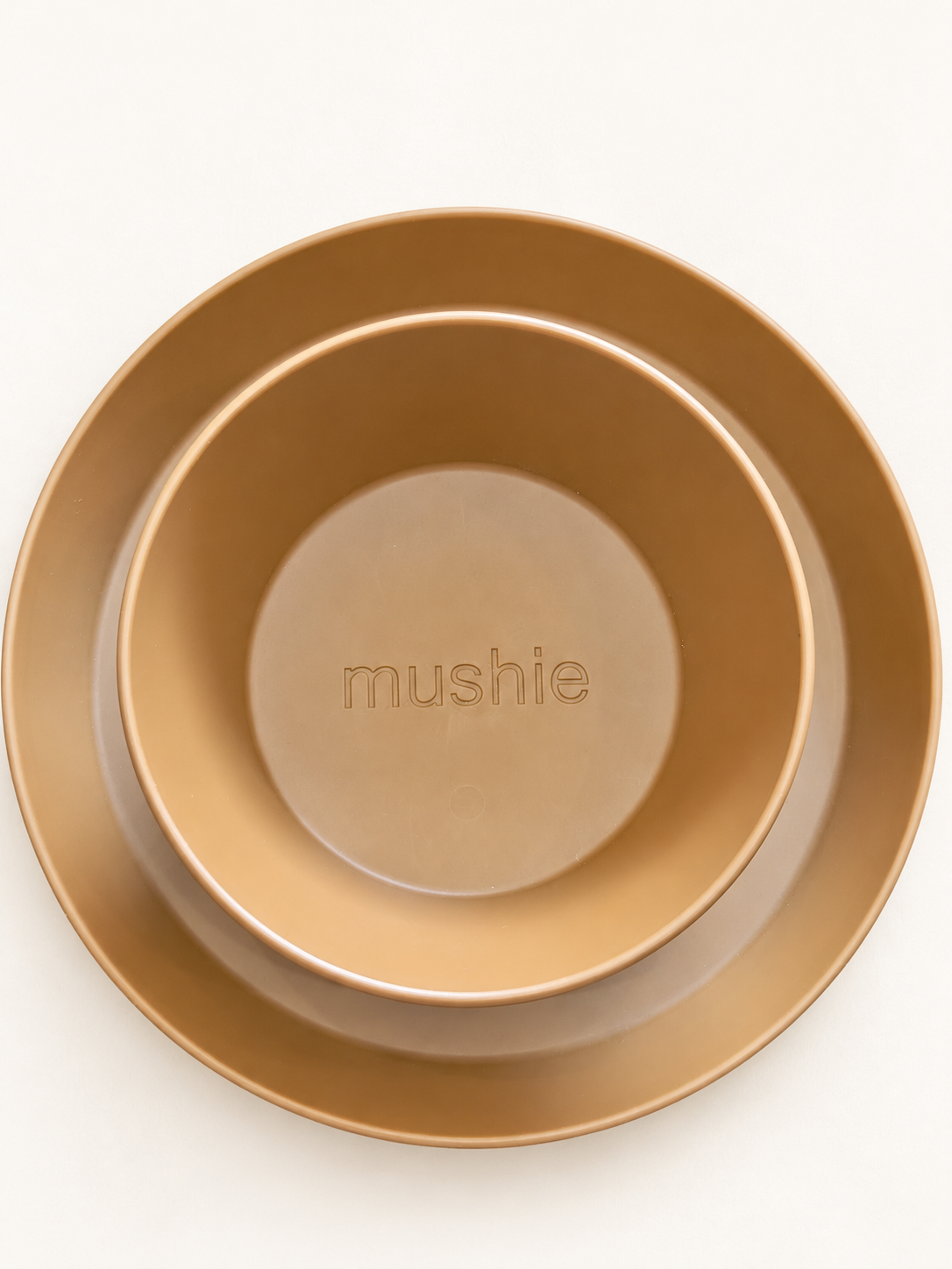 Set piatti Mushie su sfondo bianco caldo