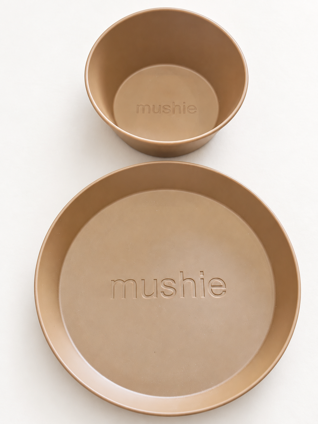 Set piatti Mushie su sfondo bianco caldo