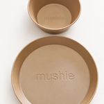 Set piatti Mushie su sfondo bianco caldo