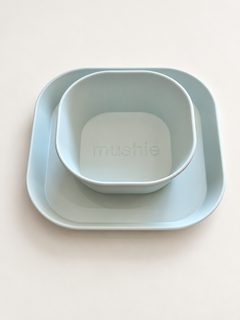 Set piatti Mushie su sfondo bianco caldo