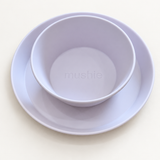 Set Piatti su sfondo bianco caldo