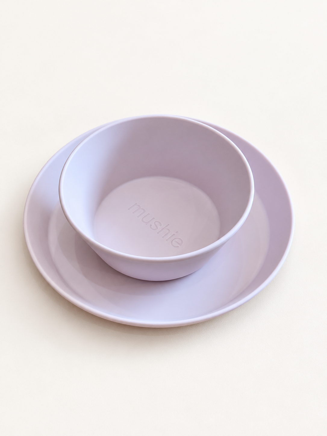 Set Piatti su sfondo bianco caldo