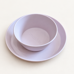 Set Piatti su sfondo bianco caldo