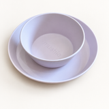 Set Piatti su sfondo bianco caldo