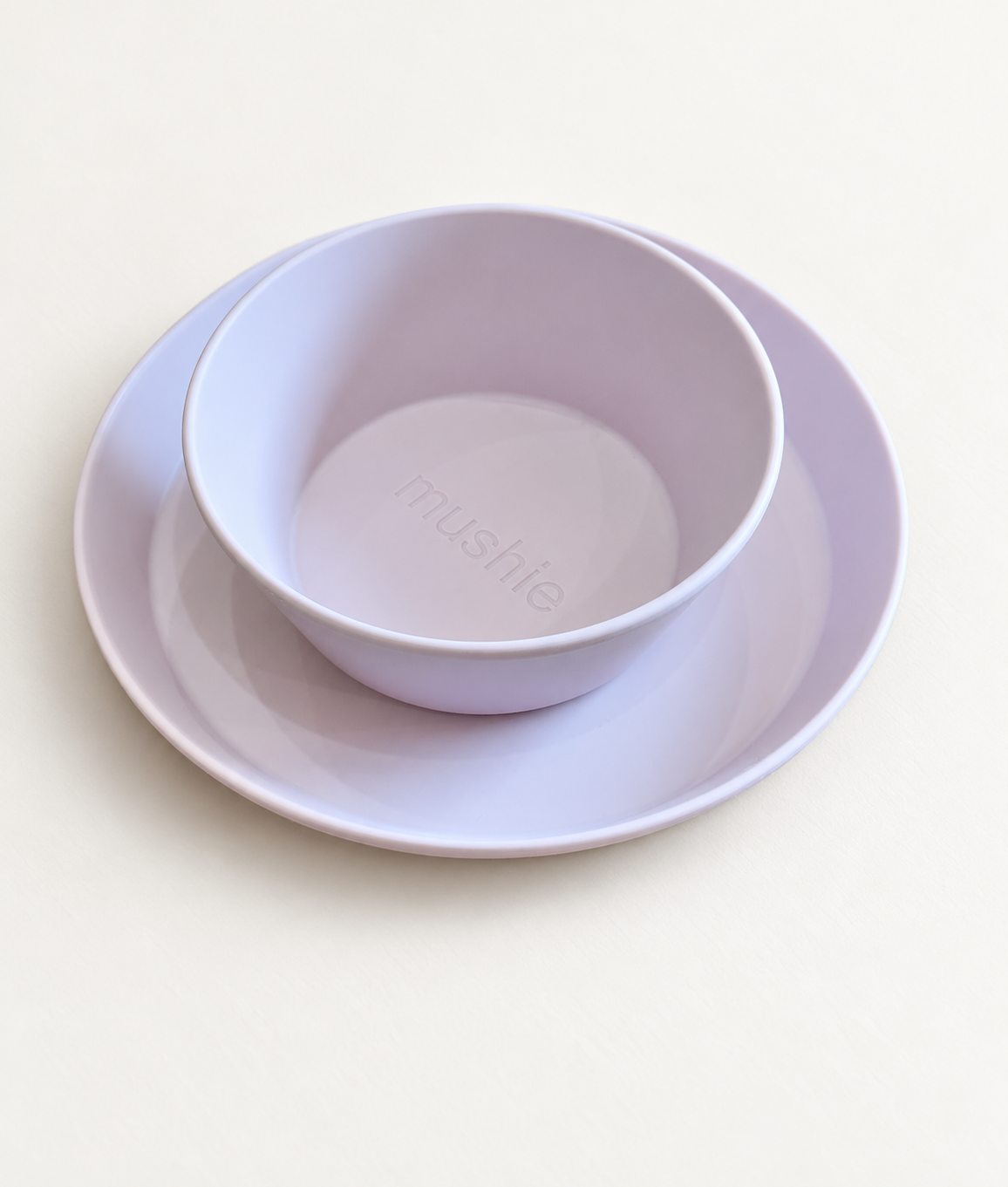 Set Piatti su sfondo bianco caldo
