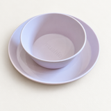 Set Piatti su sfondo bianco caldo