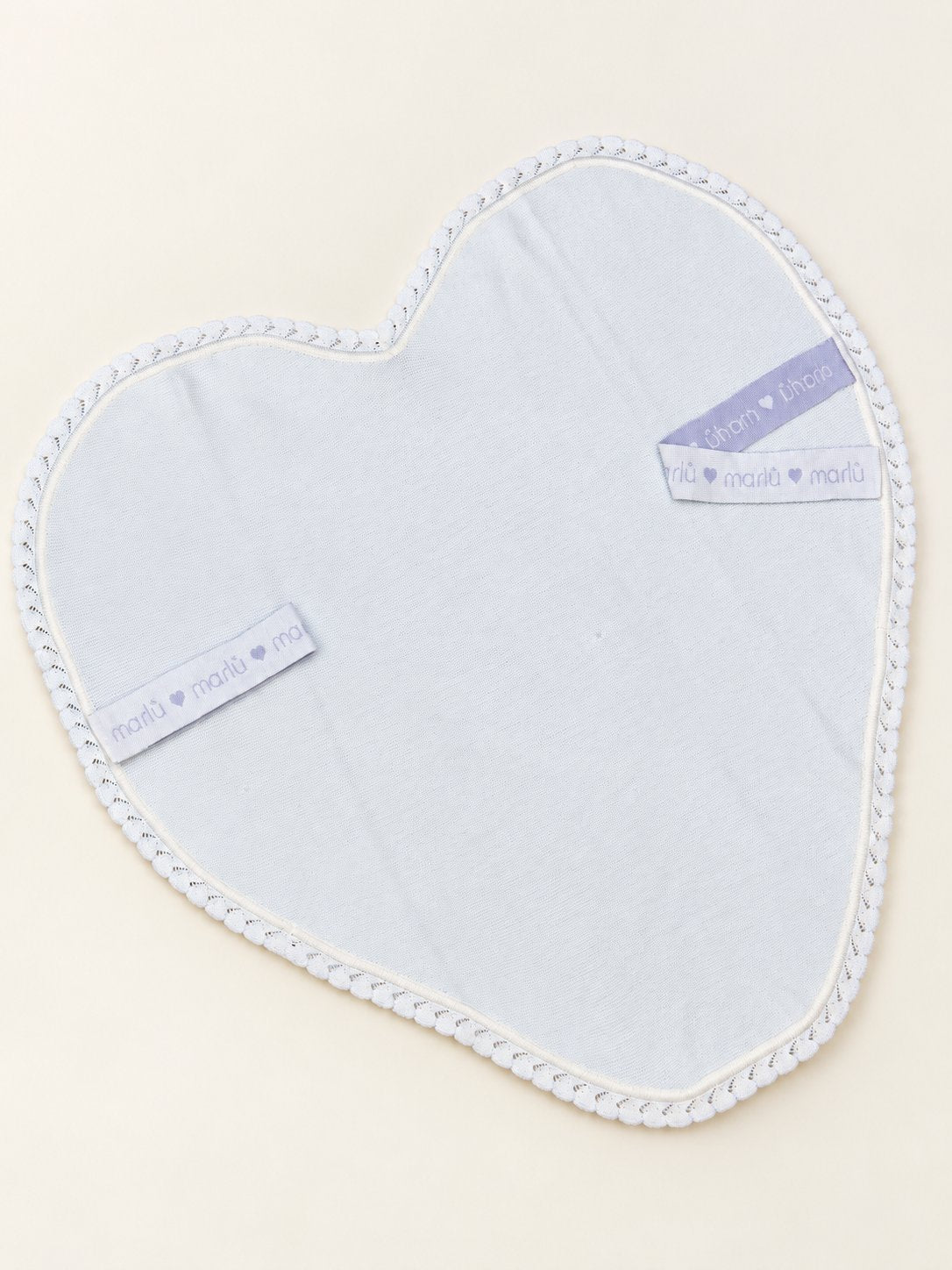 Cuore Panna Lana su sfondo bianco caldo naturale