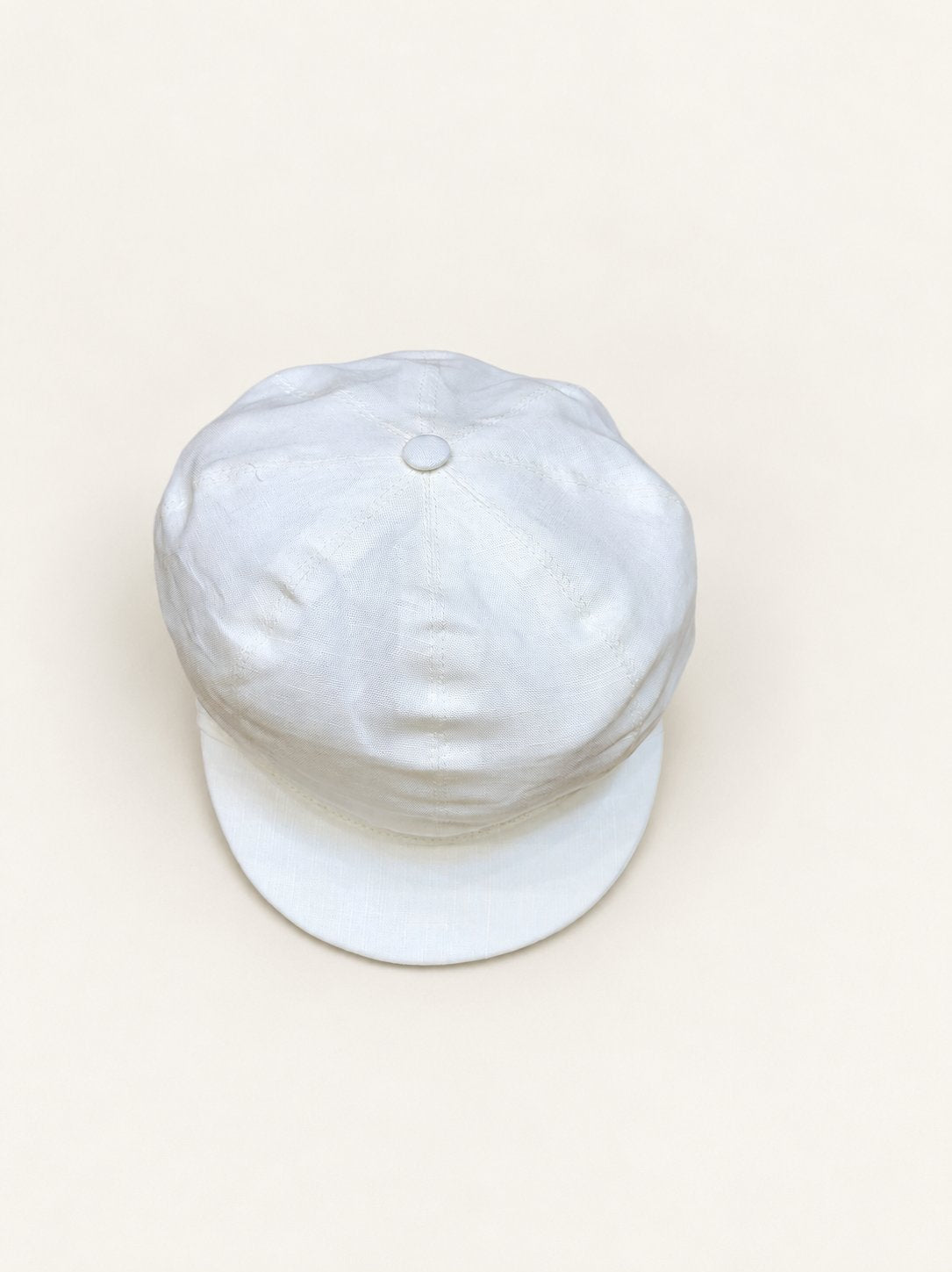 Cappello Fantino su sfondo bianco caldo naturale